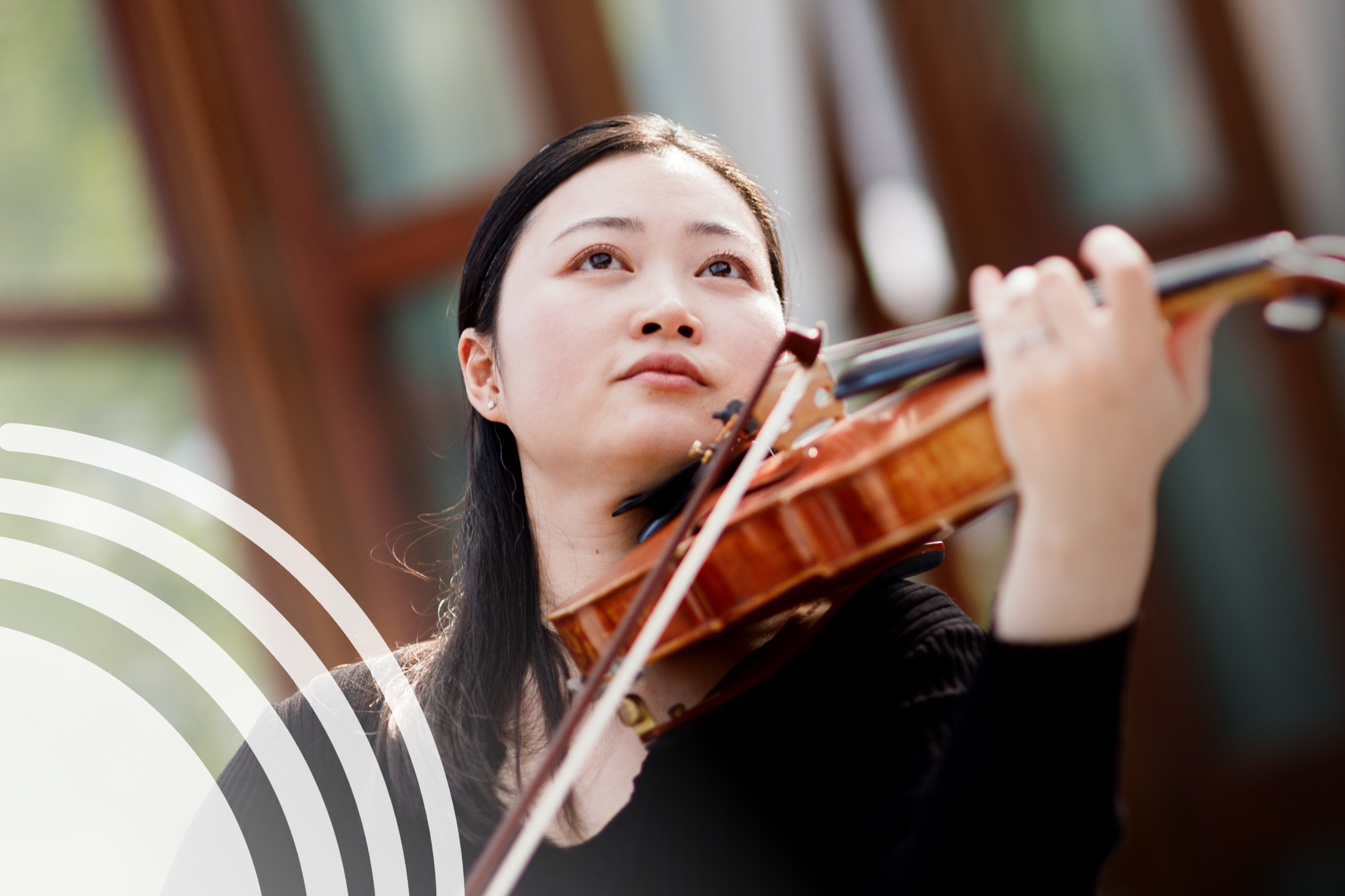 Lu Yu playing the violin