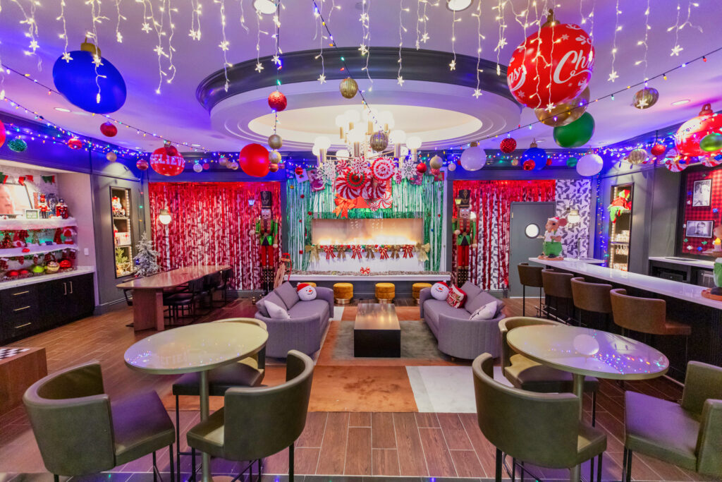 A room decorated with Christmas decor.